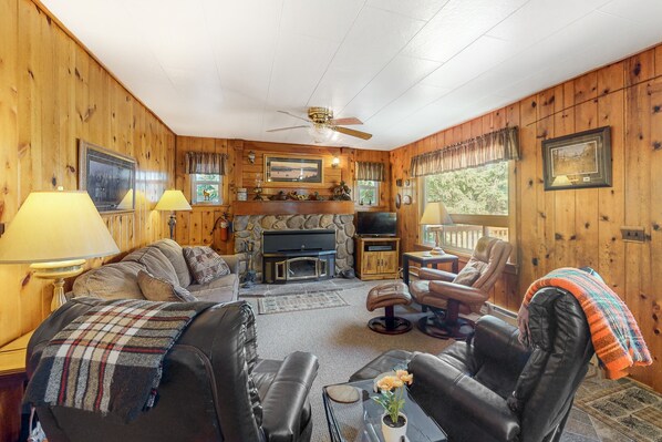 TV, fireplace, DVD player, offices - Dog-friendly mountain-view home with fireplace - near state park, tramway & lake (Joseph)