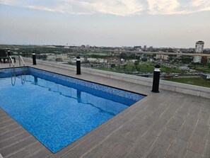 Outdoor pool - City's Heart: Cozy Signature Studio Apartment (Accra)