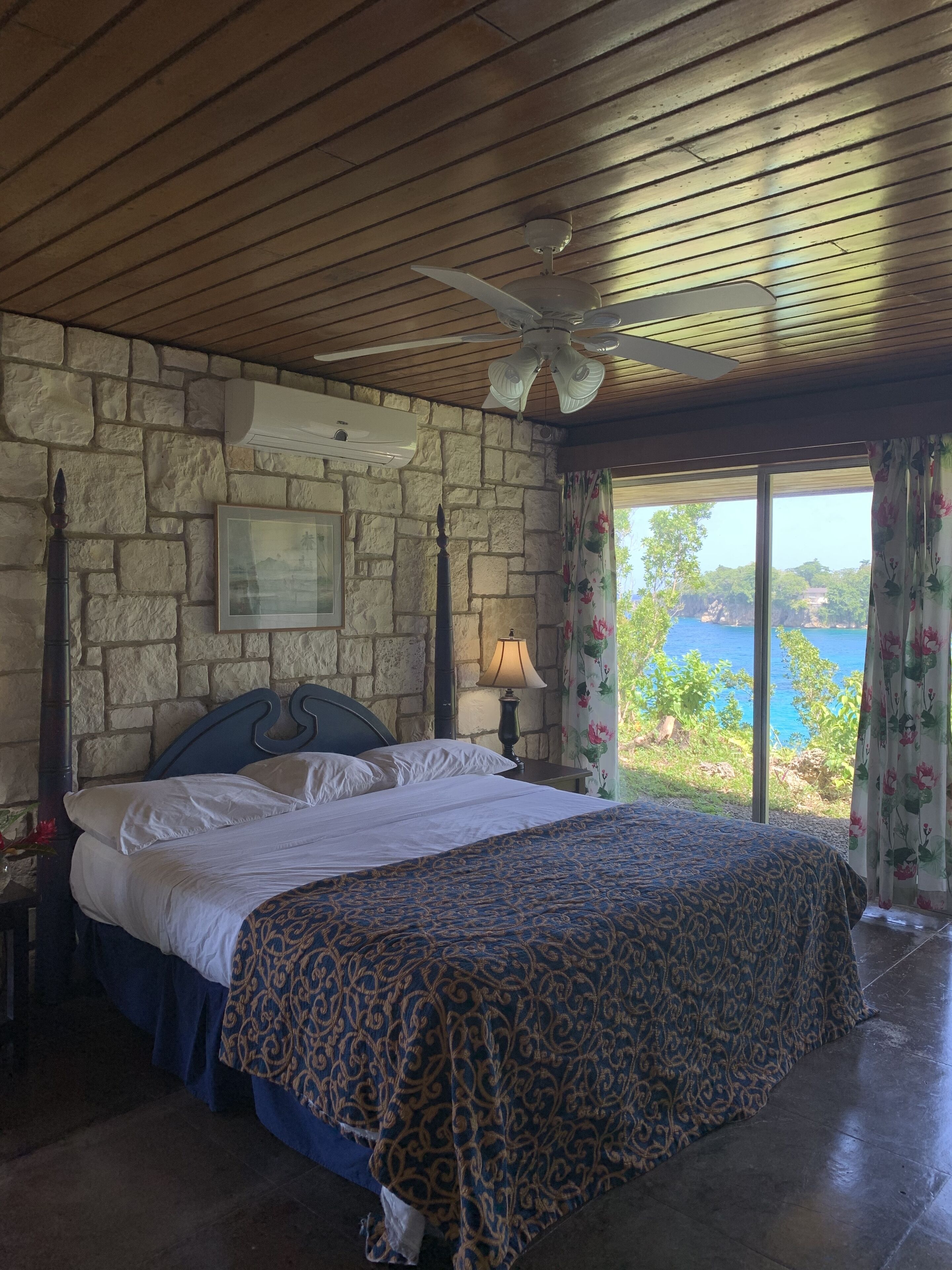 2 bedrooms, internet, bed sheets