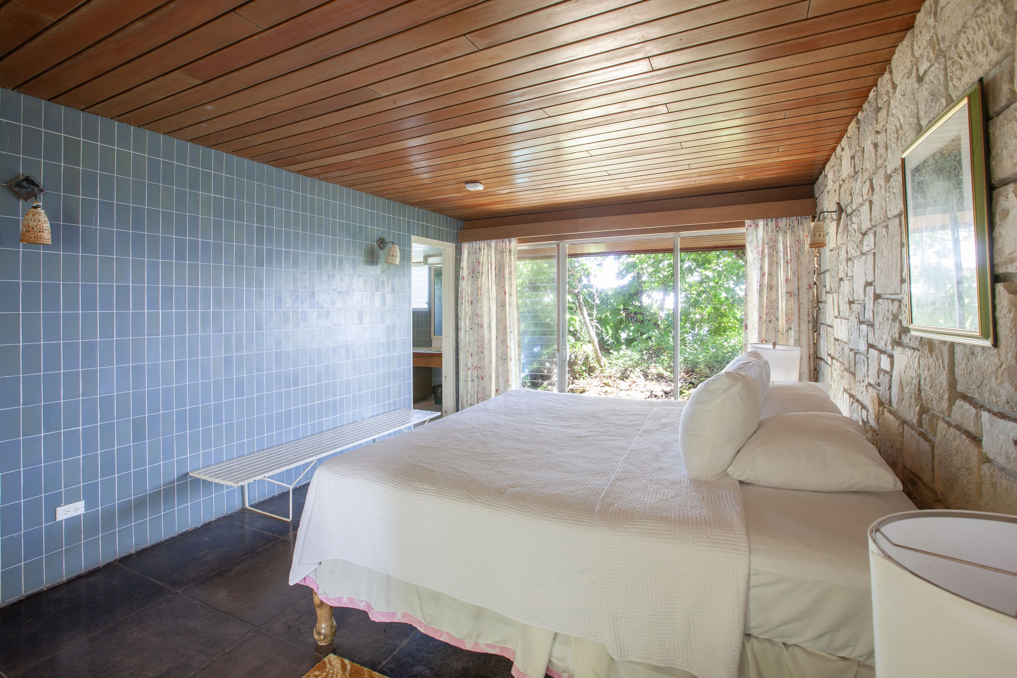 3 bedrooms, internet, bed sheets