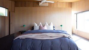 5 bedrooms, desk, iron/ironing board, free WiFi - Portsea Shingle House (Portsea)