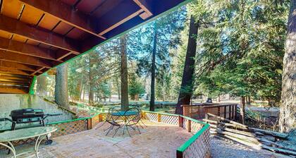 Historic home with mountain views & kids play area - great for reunions/retreats