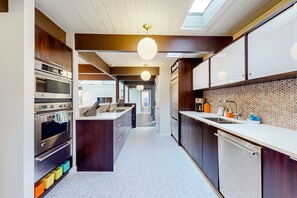 Fridge, microwave, oven, stovetop - MCM home with atrium & yoga area near Nike HQ, Intel & Washington Square Mall (Portland)