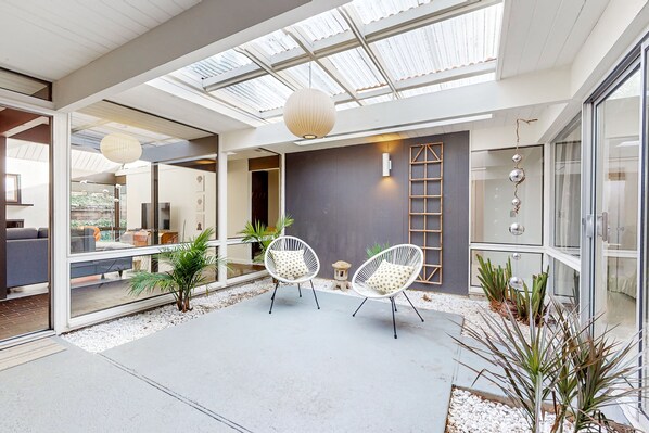 Terrace/patio - MCM home with atrium & yoga area near Nike HQ, Intel & Washington Square Mall (Portland)