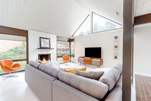 TV, books, offices - MCM home with atrium & yoga area near Nike HQ, Intel & Washington Square Mall (Portland)