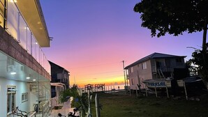 Un edificio con fachada de vidrio y un letrero que dice "PARASAIL".