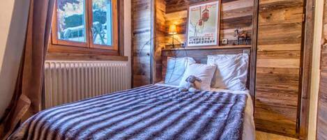 4 bedrooms, iron/ironing board, bed sheets