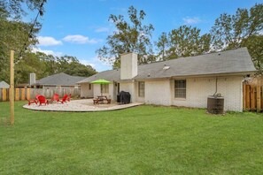 Outdoor dining - Country Getaway near Savannah (Richmond Hill)