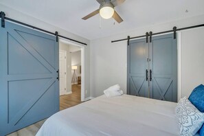 4 bedrooms, desk, iron/ironing board, travel crib - Country Getaway near Savannah (Richmond Hill)