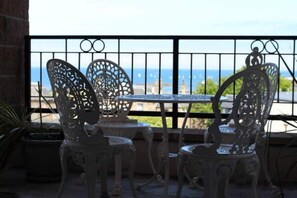 Outdoor dining - No 17 Royal Apartments (North Berwick)
