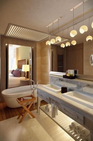 Een douche, een haardroger, handdoeken, zeep