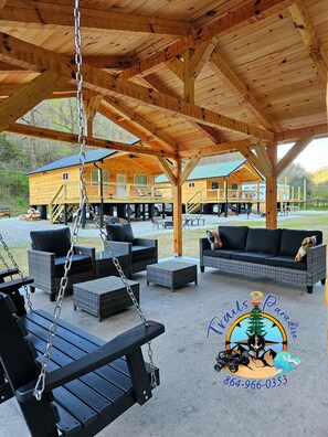 Terrace/patio - NEW PARADISE RETREAT - Hatfield Mccoy Trails - Rent 1-3 Cabins, Sleep up to 18 (Delbarton)