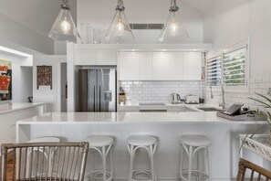 Kylskåp, mikrovågsugn och diskmaskin