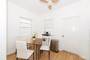 تلفزيون ذكي، برامج وأفلام نتفليكس، هولو، خدمات بث