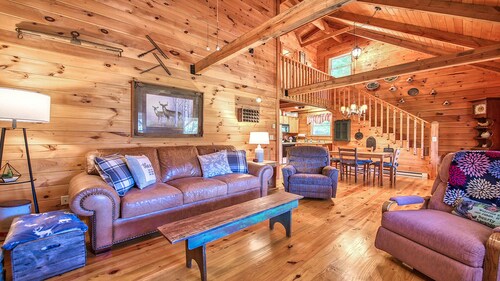 Charming Log Cabin near the Smoky Mountains w/ Spectacular Mountain & Elk Views!
