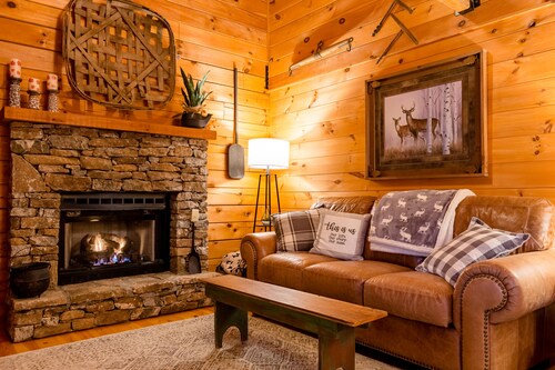 Charming Log Cabin near the Smoky Mountains w/ Spectacular Mountain & Elk Views!