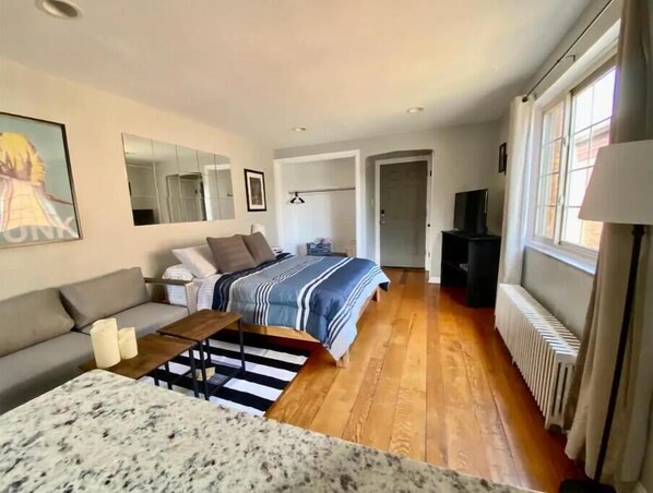 1 habitación, tabla de planchar con plancha, wifi gratis y ropa de cama 