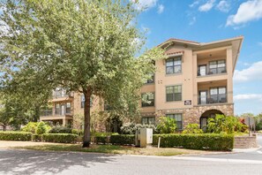 Exterior - Bella Piazza Community, pools, gym and more! (Davenport)