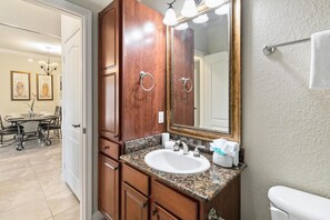 Hair dryer, towels - Bella Piazza Community, pools, gym and more! (Davenport)