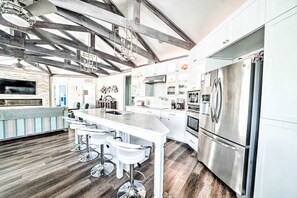 Een kookplaat, een vaatwasser