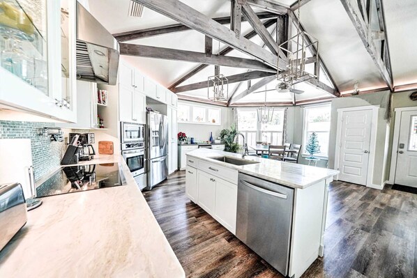 Een kookplaat, een vaatwasser