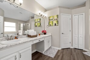 Hårtork, handdukar, tvål och schampo