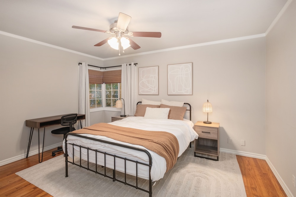 Pet Friendly, MidCentury Modern Home with Central AC and whole home