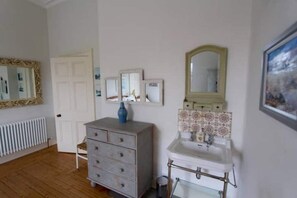 Bathroom - Jane's Flat at Tusculum (Kirkintilloch)