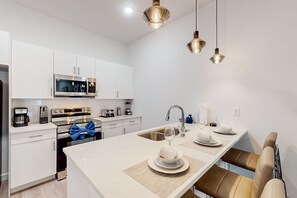 Fridge, microwave, oven, stovetop - Two-story, dog-friendly townhouse with a lanai, private pool, & washer/dryer (Davenport)