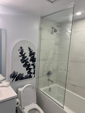 Serviettes fournies, savon, shampooing, papier de toilette