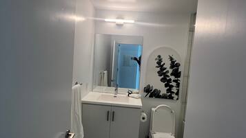 Serviettes fournies, savon, shampoing, papier toilette