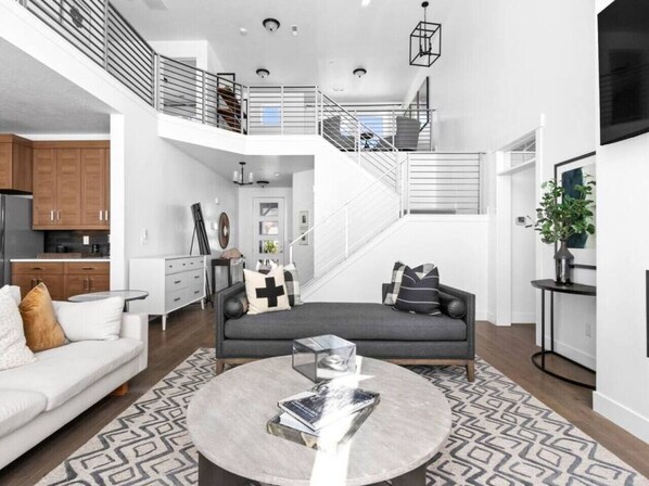 Una televisión, una chimenea