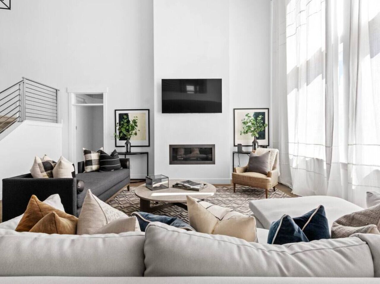 Een televisie en een open haard