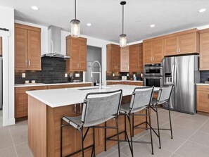 Frigorífico, microondas, horno y placa de cocina