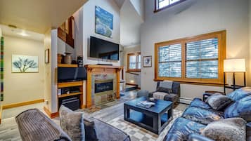 Televisión y chimenea