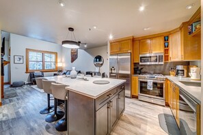 Kjøleskap, mikrobølgeovn, ovn og kokeplater