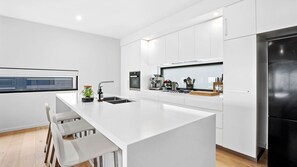 Geladeira, fogão, cooktop, lava-louças