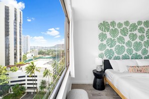 1 habitación, tabla de planchar con plancha y cuna de viaje 