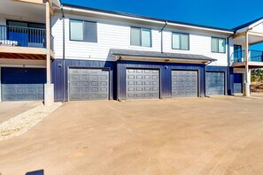 Exterior - Modern ground-floor studio with mountain view, kitchenette & parking (Fraser)