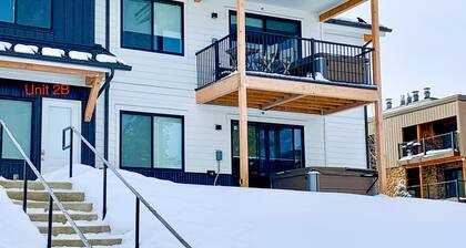 Modern ground-floor studio with mountain view, kitchenette & parking