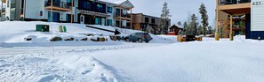 Exterior - Modern ground-floor studio with mountain view, kitchenette & parking (Fraser)