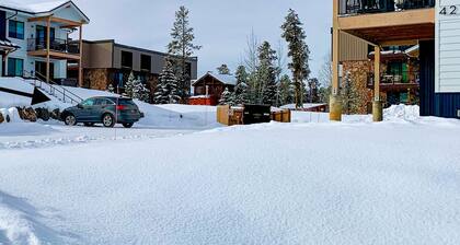 Modern ground-floor studio with mountain view, kitchenette & parking