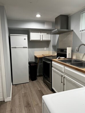 ثلاجة، ميكروويف، فرن، موقد طهي مسطح