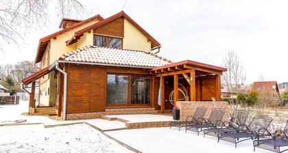 Penzión Troika sa nachádza v dedinke Pavčina Lehota Ski rezort Jasna