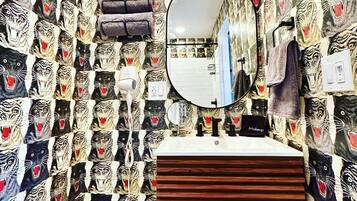 Haartrockner, Handtücher, Seife, Shampoo