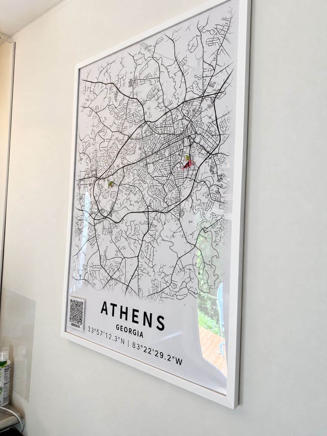 Een lijst met een kaart van Athene, Georgia, met een QR-code en coördinaten.