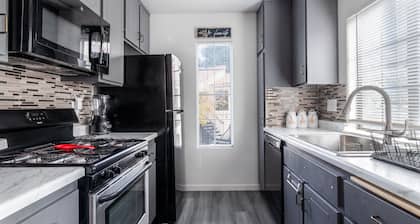 Palmdale Prime : Pool & Comfort