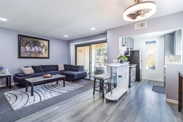 Living area - Cozy 1 Bedroom Condo Upstairs (Palmdale)