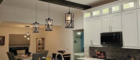 ثلاجة، ميكروويف، فرن، موقد طهي مسطح