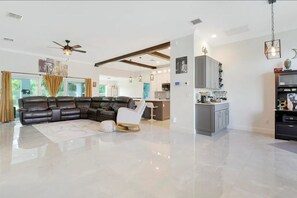 智能电视、电脑显示器